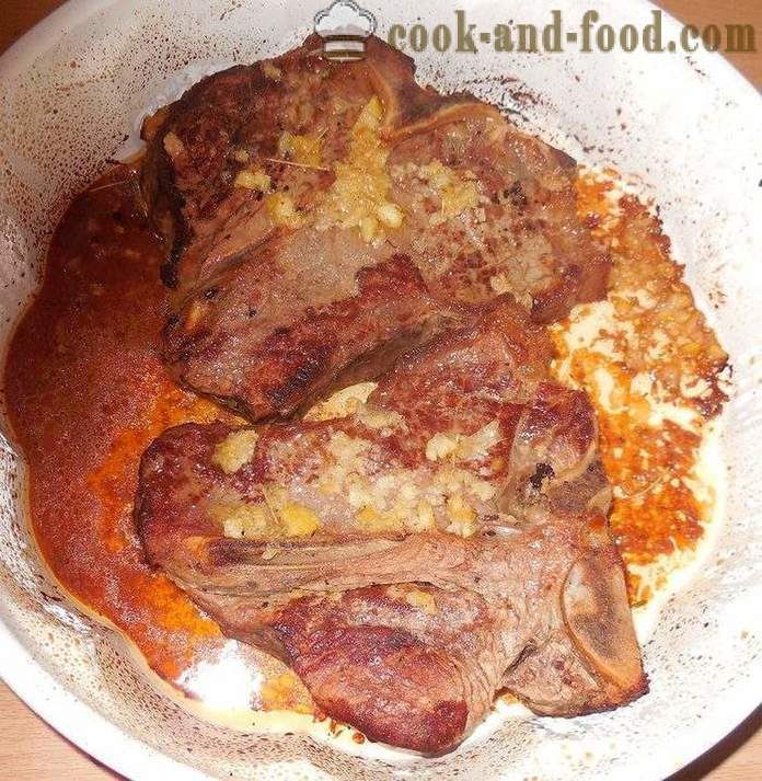Lækker og saftig bøf eller svinekød Ti Bon - madlavning fuld af stegning af kød - en trin for trin opskrift fotos