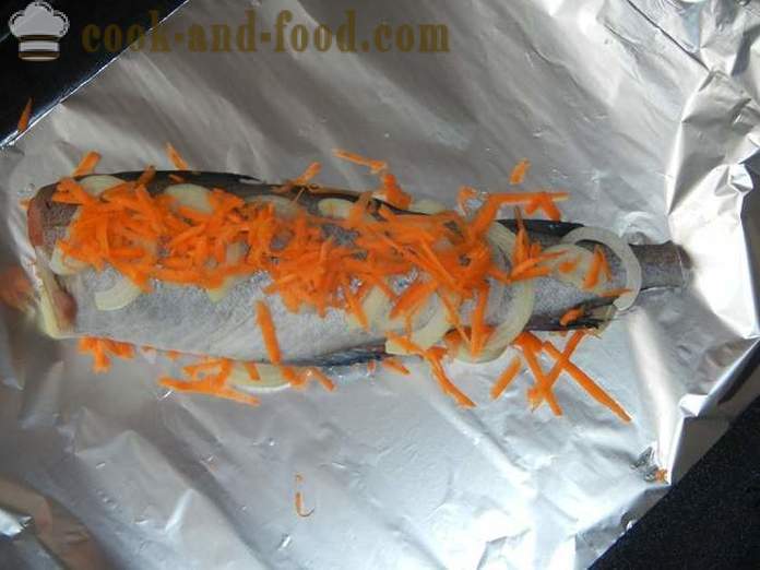 Pollack lækker bagt med løg og gulerødder - hvordan man laver sej i ovnen - en trin for trin opskrift fotos