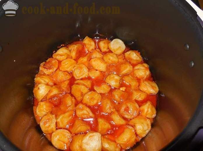 Dumplings i multivarka stuvet i en sauce af creme fraiche og tomat - hvordan man laver melboller i multivarka - en simpel opskrift med et foto