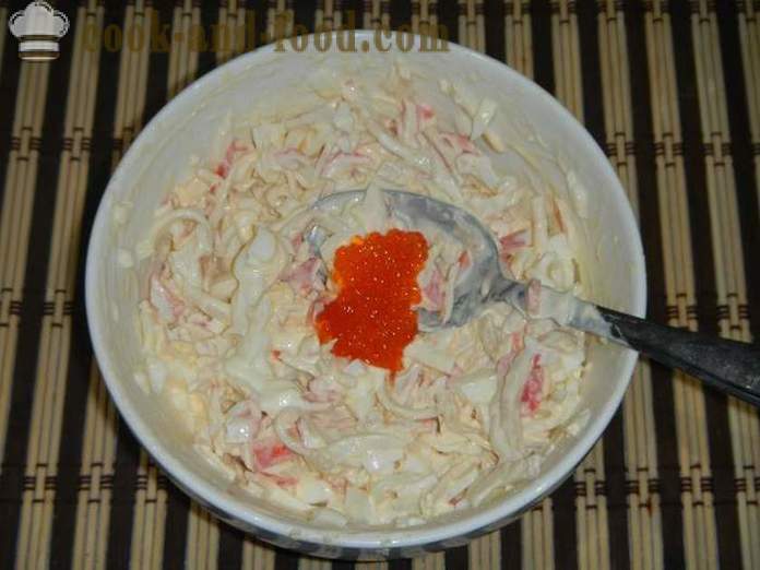 En enkel og lækker salat med blæksprutte, krabbe sticks og rød kaviar - hvordan man forbereder en salat af blæksprutte med æg, en trin for trin opskrift med fotos.
