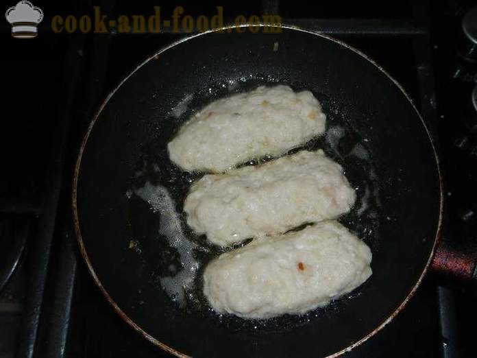 Koteletter i butterdej eller velsmagende pindsvin af hakket kød og dej - hvordan at koge koteletter i testen, en trin for trin opskrift fotos