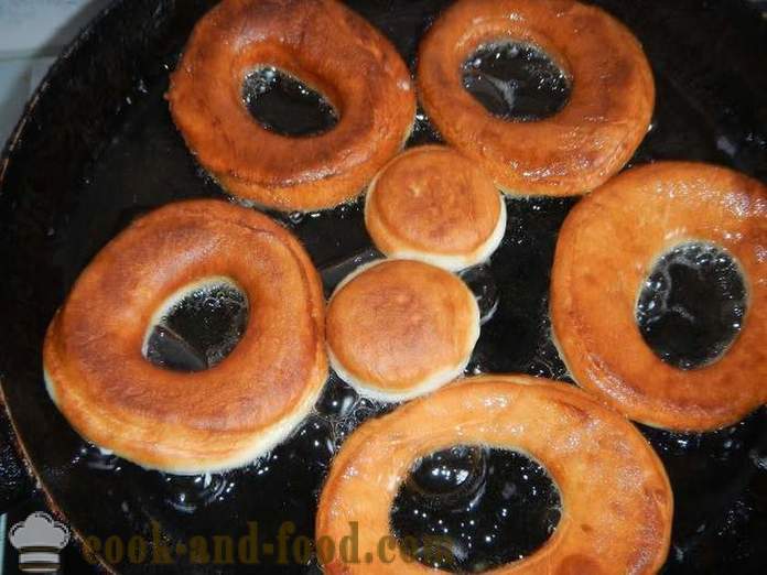 Lenten søde donuts på gær og vand, stegt i en gryde - som kok donuts i gær, opskrift med billede