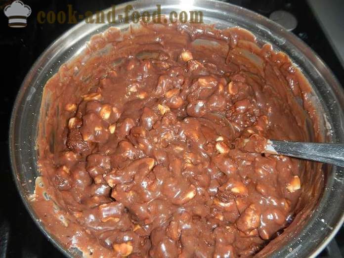 Hjemmelavet chokolade pølse kiks med kondenseret mælk og nødder, æg-fri - trin for trin opskrift på chokolade salami, med fotos.