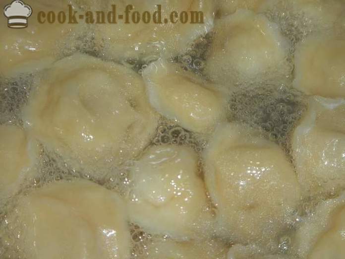 Lækker og saftig hjemmelavet ravioli med myasom- hvordan man laver melboller i hjemmet, trin for trin opskrift med fotos.