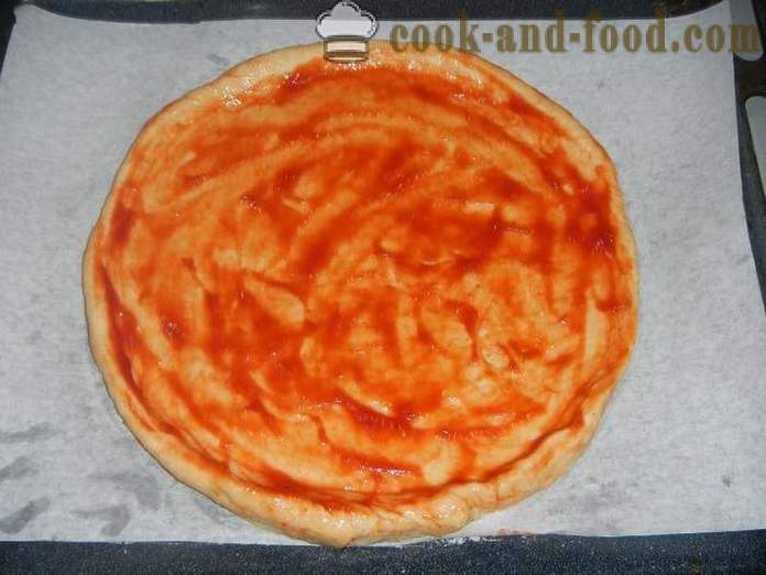 Hjemmelavet pizza i ovnen - en trinvis opskrift med et foto af lækker pizza gærdej