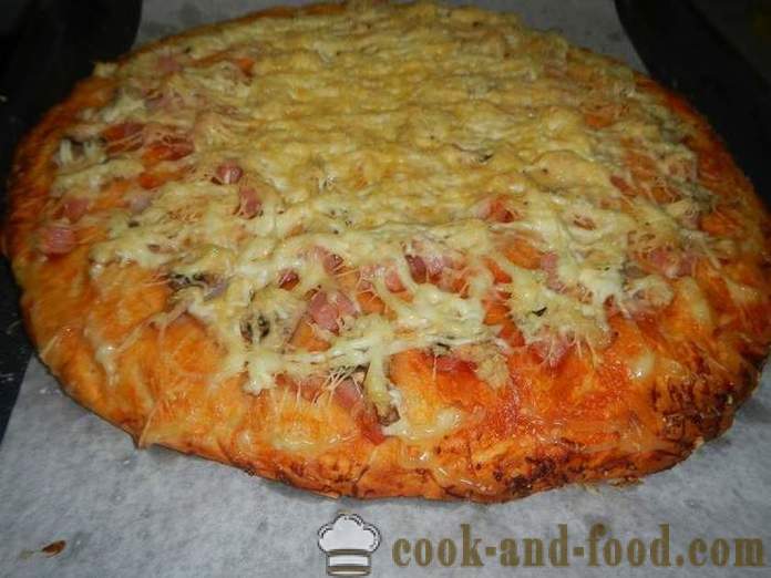 Hjemmelavet pizza i ovnen - en trinvis opskrift med et foto af lækker pizza gærdej