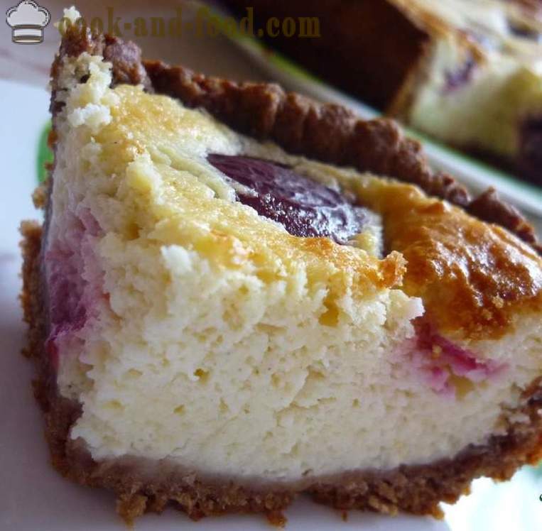 Enkel opskrift: Cheesecake i et hjem eller hytteost kage med blommer og chokolade