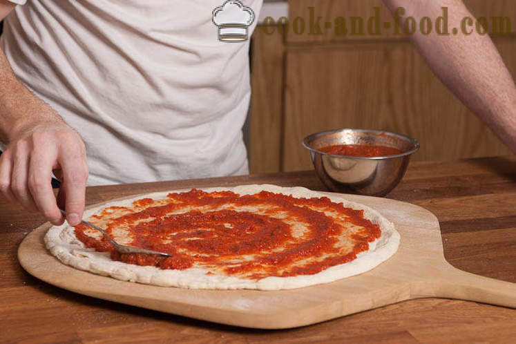 Dej opskrift og pizza sauce af Jamie Oliver